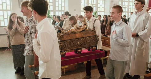 Na zdjęciu oazowicze z naszym patronem w Strzebielinie. Był to jeden z przystanków na trasie trwającej rok peregrynacji św. Wojciecha po wszystkich parafiach i wspólnotach zakonnych, która poprzedziła jubileuszowe obchody.