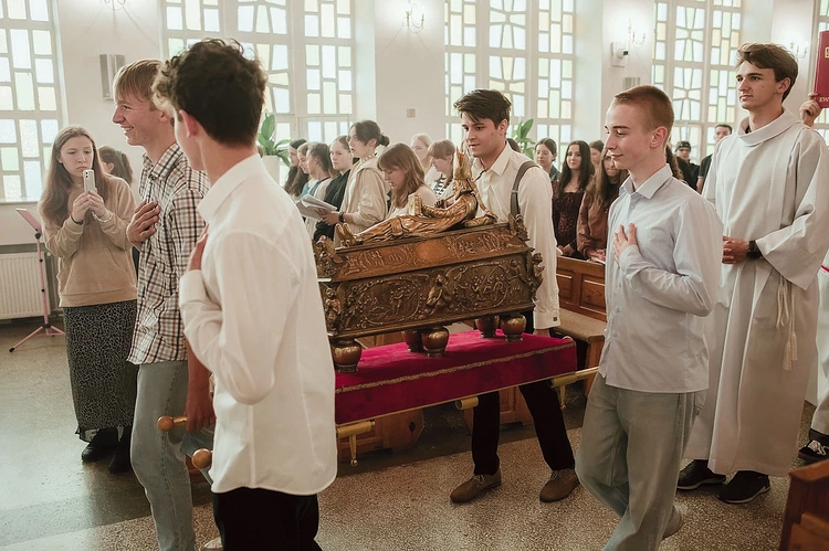 Na zdjęciu oazowicze z naszym patronem w Strzebielinie. Był to jeden z przystanków na trasie trwającej rok peregrynacji św. Wojciecha po wszystkich parafiach i wspólnotach zakonnych, która poprzedziła jubileuszowe obchody.