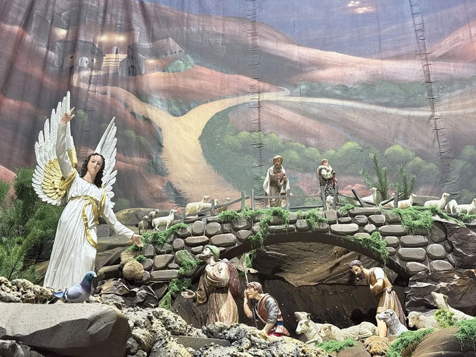 Pierwsze prace związane z budową szopki zaczynają się już w październiku.