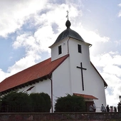 Świątynia znajduje się w centrum miejscowości.