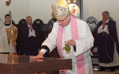 Biskup Zadarko namaścił stół Pański olejem świętym.