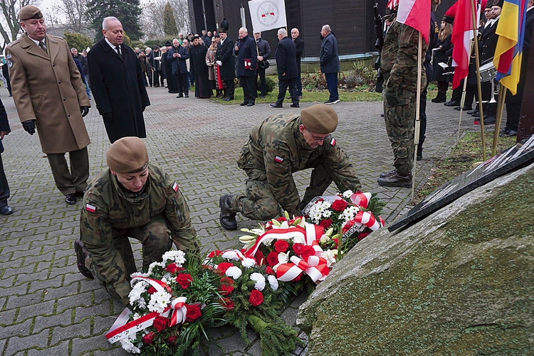 Uroczystość przy krzyżu i tablicy upamiętniającej represjonowanych. 