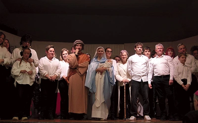 Na scenie wystąpiło prawie 40 osób – dzieci, młodzież i dorośli. Obok realistycznych bohaterów pojawiają się postacie symboliczne – anioły, diabły i Święta Rodzina.