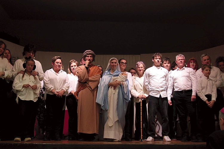 Na scenie wystąpiło prawie 40 osób – dzieci, młodzież i dorośli. Obok realistycznych bohaterów pojawiają się postacie symboliczne – anioły, diabły i Święta Rodzina.