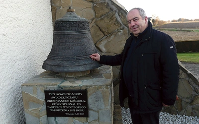 Ks. S. Lipowski przy dzwonie – niemym świadku pożaru. 