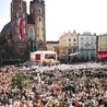 Ingresową  Mszę św.  abp. Dziwisza przed 20 laty, w której wzięło udział 80 tys. osób, odprawiono na Rynku Głównym, przy kościele Mariackim.