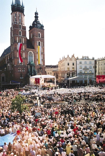 Ingresową  Mszę św.  abp. Dziwisza przed 20 laty, w której wzięło udział 80 tys. osób, odprawiono na Rynku Głównym, przy kościele Mariackim.