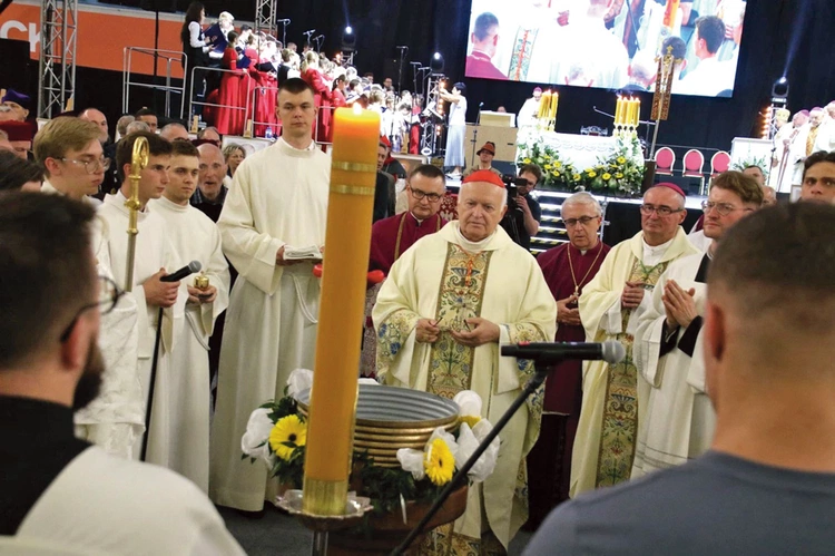  Wydarzenia mijającego roku, naznaczone hasłem jubileuszu: „Pielgrzymi nadziei – w drodze do Źródła”, miały przypomnieć, gdzie są fundamenty wiary, i umocnić je.