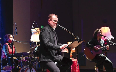  Arturowi Żmijewskiemu towarzyszyli na scenie córka Ewa Żmijewska, Shandrelica Casper, Wojciech Pilchowski oraz Andrzej „E-moll” Kowalczyk.