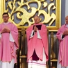  Liturgię koncelebrowali: ks. G. Opiela (z lewej) i ks. prof. Stanisław Łabendowicz.