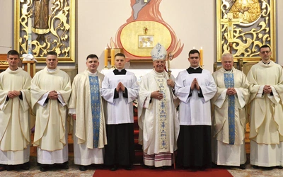 Klerycy trzeciego roku z bp. Markiem Solarczykiem i zarządem Wyższego Seminarium Duchownego.  
