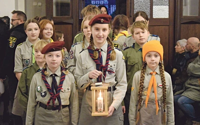 W tym roku Betlejemskie Światło Pokoju dotarło do Polski po raz trzydziesty piąty.