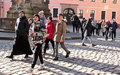 Bp Maciej Małyga z młodzieżą ze Żmigrodu na Szlaku Młodych we Wrocławiu.