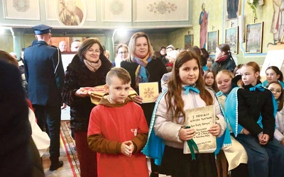 W procesji z darami dzieci przyniosły poświęcone św. Katarzynie prace uczniów miejscowej szkoły. 