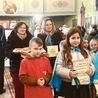 W procesji z darami dzieci przyniosły poświęcone św. Katarzynie prace uczniów miejscowej szkoły. 