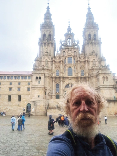 – Jakbym miał radzić komuś, kto zastanawia się, czy wyruszyć w drogę,  to radziłbym, żeby się nie bać. Jeśli ktoś chciałby poznać piękno świata, dobroć drugiego człowieka, zatrzymać się przy przydrożnej kapliczce  czy wejść  do małego wiejskiego kościółka, aby usiąść, przemyśleć pewne sprawy bądź porozmawiać z Bogiem,  to z całego serca polecam!  Nie ma co się długo zastanawiać,  tylko iść!  Nie trzeba  od razu robić tysiąca kilometrów,  ale najważniejsze jest podjęcie wyzwania.  To jest podstawowa rzecz –…