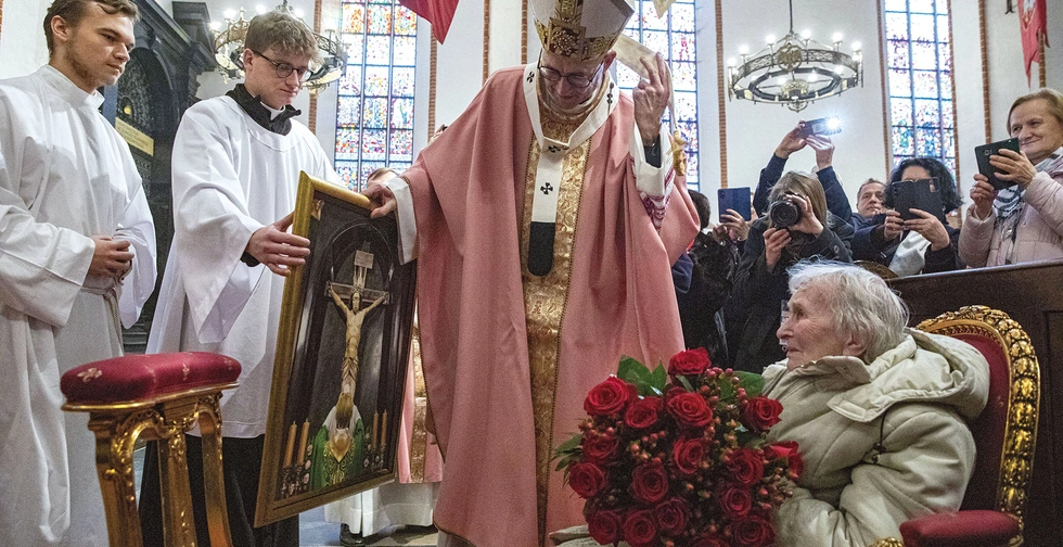 Abp Galbas wręczył Barbarze Gancarczyk-Piotrowskiej  wizerunek Krzyża Baryczkowskiego.  W imieniu całej archidiecezji warszawskiej metropolicie  za rok posługi w stolicy podziękowała rodzina  Anny i Krzysztofa Krupów.