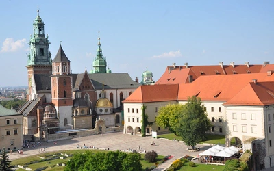 Jakie szaty i przedmioty towarzyszą objęciu posługi biskupa krakowskiego?