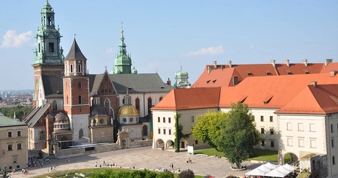 Jakie szaty i przedmioty towarzyszą objęciu posługi biskupa krakowskiego?