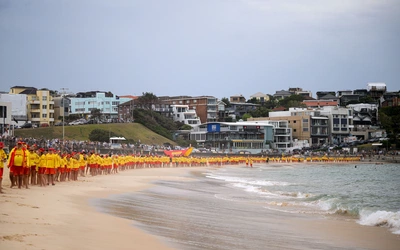 Setki ratowników złożyły hołd ofiarom zamachu na plaży Bondi w Sydney