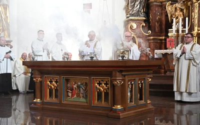 Poświęcenie nowego ołtarza w katedrze opolskiej