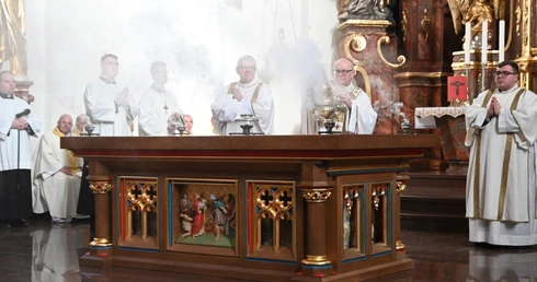 Poświęcenie nowego ołtarza w katedrze opolskiej