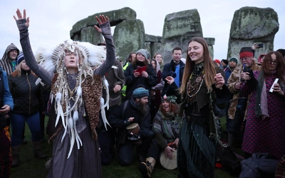 Pod głazami Stonehenge