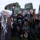 Pod głazami Stonehenge