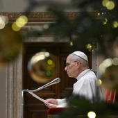 Leon XIV przywraca poranną mszę i pasterkę bliżej północy. Watykan ogłasza program świąt i finał Roku Świętego