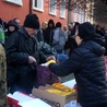 Wydawanie paczek świątecznych przez Caritas dla mieszkańców Wrocławia