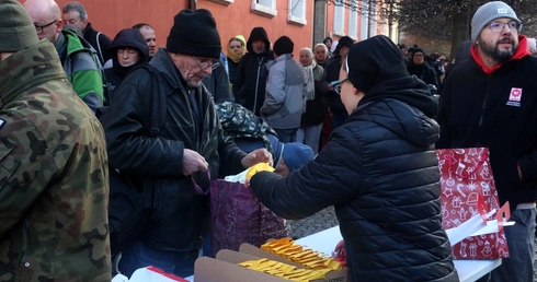 Wydawanie paczek świątecznych przez Caritas dla mieszkańców Wrocławia