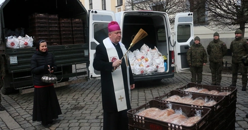 Ubodzy i potrzebujący otrzymali paczki żywnościowe na święta na Ostrowie Tumskim