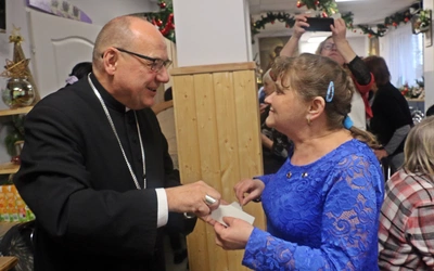 Niezwykła niespodzianka w Wigilię! Biskup bez zapowiedzi odwiedził schronisko dla bezdomnych kobiet [WIDEO]