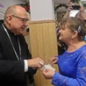 Niezwykła niespodzianka w Wigilię! Biskup bez zapowiedzi odwiedził schronisko dla bezdomnych kobiet [WIDEO]