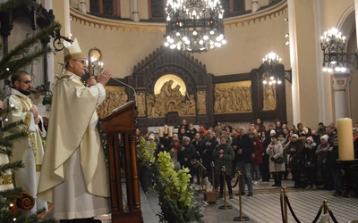 Abp Przybylski na Pasterce: Dla Boga nie jesteś beznadziejny