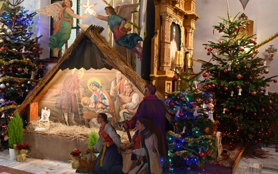 Maruszyna. Szopka namalowana przez żołnierza AK powróciła do kościoła 