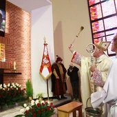 Dar serc, ołtarz patrona i sztandar