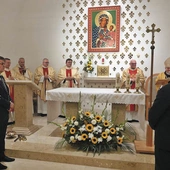 Ona jest prawniczką, on menadżerem, mają trójkę dzieci, kupili dom… z kaplicą Królowej Polski. Wyremontowana służy mieszkańcom wsi