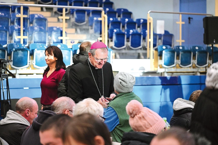  Abp Wojda złożył gościom życzenia.