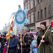 Wejście barwnego korowodu na gliwicki rynek. 