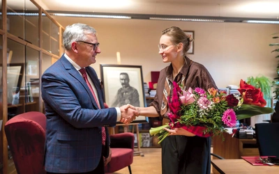 Laureatce wyróżnienie wręczył dr Andrzej Sznajder, dyrektor Oddziału IPN w Katowicach.