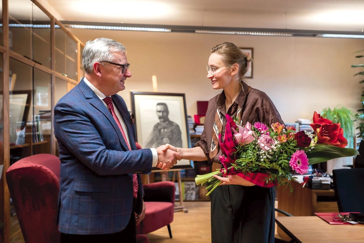 Laureatce wyróżnienie wręczył dr Andrzej Sznajder, dyrektor Oddziału IPN w Katowicach.