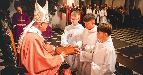  Obrzęd miał miejsce po homilii.