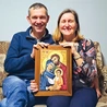 Diecezjalna para Domowego Kościoła Agnieszka i Krzysztof Grotowie z Mazańcowic ze swoim drogowskazem, ikoną Świętej Rodziny. 