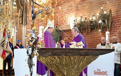  W trakcie liturgii nastąpiło przekazanie Betlejemskiego Światła Pokoju.