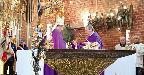  W trakcie liturgii nastąpiło przekazanie Betlejemskiego Światła Pokoju.