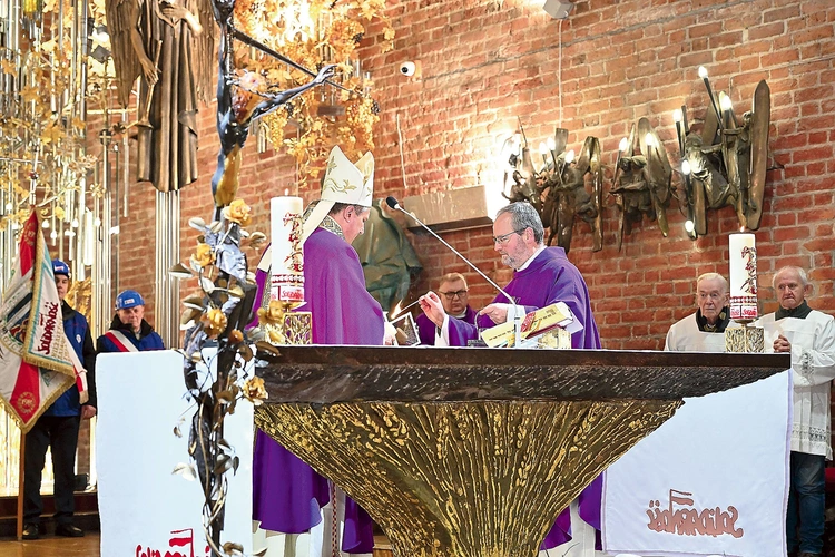  W trakcie liturgii nastąpiło przekazanie Betlejemskiego Światła Pokoju.