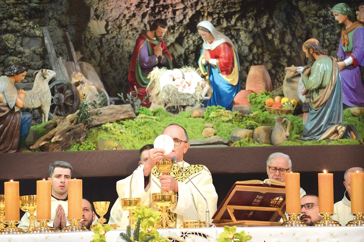Metropolita katowicki sprawował Eucharystię o północy wraz z miejscową wspólnotą franciszkanów.
