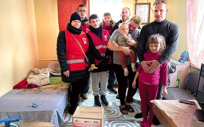 Wolontariusze odwiedzali rodziny, składali życzenia, wręczali paczki. 