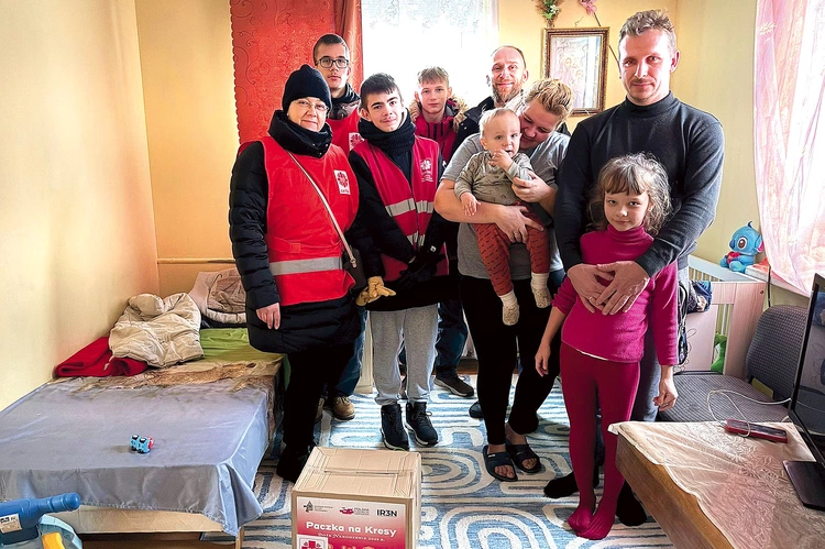 Wolontariusze odwiedzali rodziny, składali życzenia, wręczali paczki. 